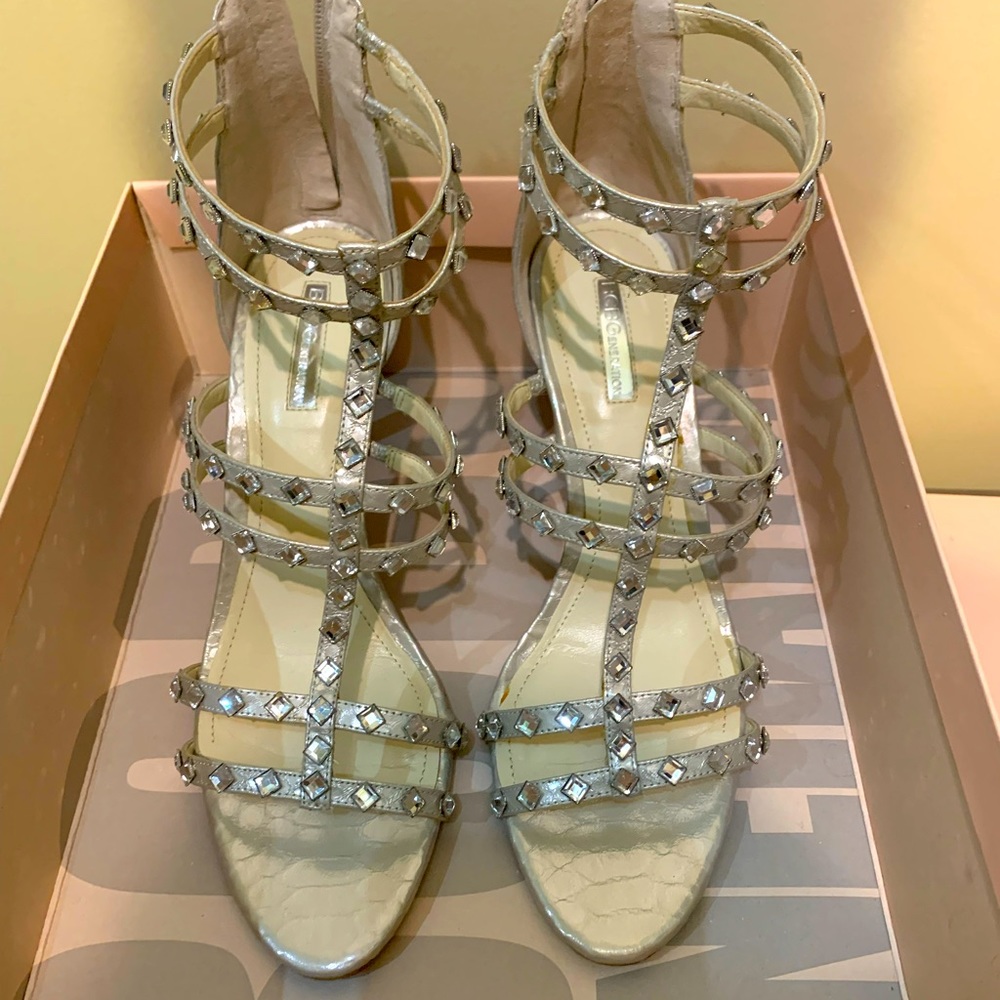 🔮FREE SHIPPING BCBG Dariah Heels Silver Embossed Snake Print Size 9🔮